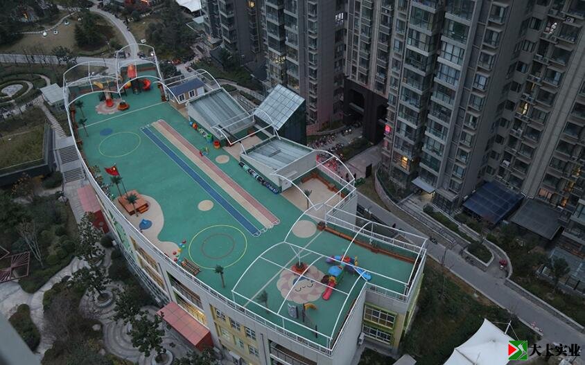 幼兒園樓頂運(yùn)動(dòng)場