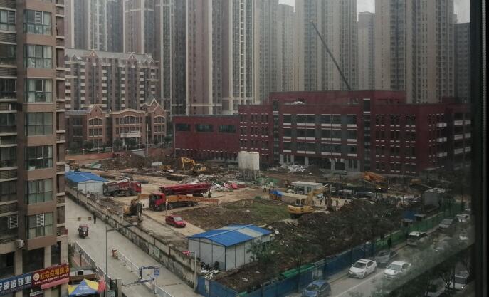 10天時間，一座學校塑膠跑道，建設完成