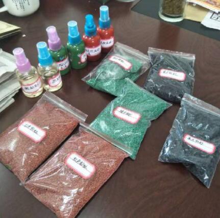 塑膠跑道原材料進行現場取樣，取樣檢測材料分別是：黑色顆粒，紅色顆粒，綠色顆粒，紅色面漆，綠色面漆，膠水。