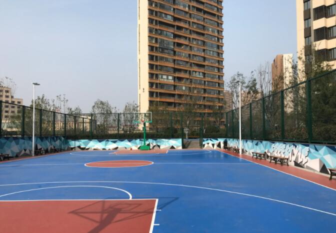 華潤威海灣九里，小區(qū)自帶海景籃球場