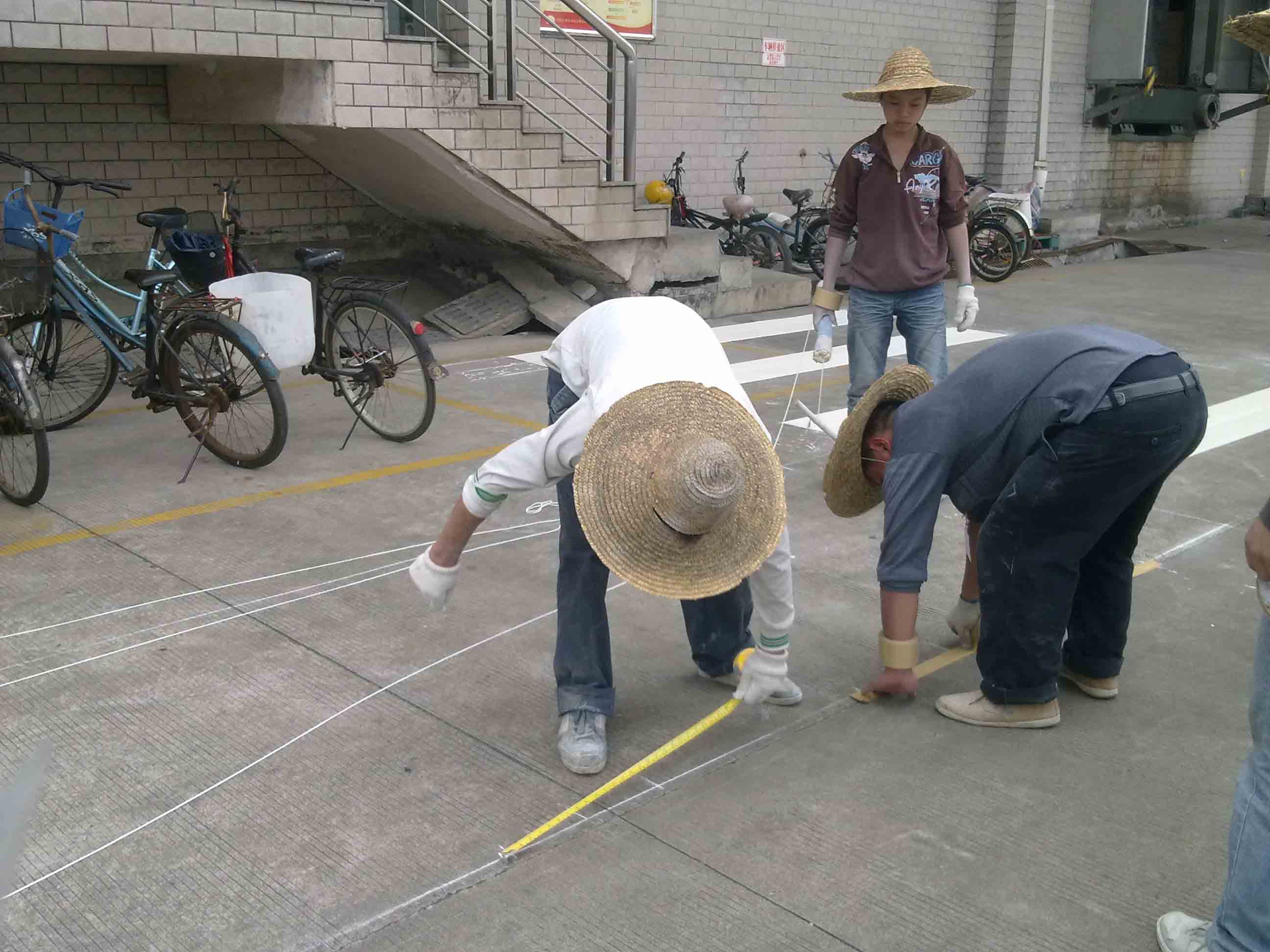 工廠道路劃線及交通設(shè)施施工全流程指南 標(biāo)牌安裝與安全布局實(shí)踐